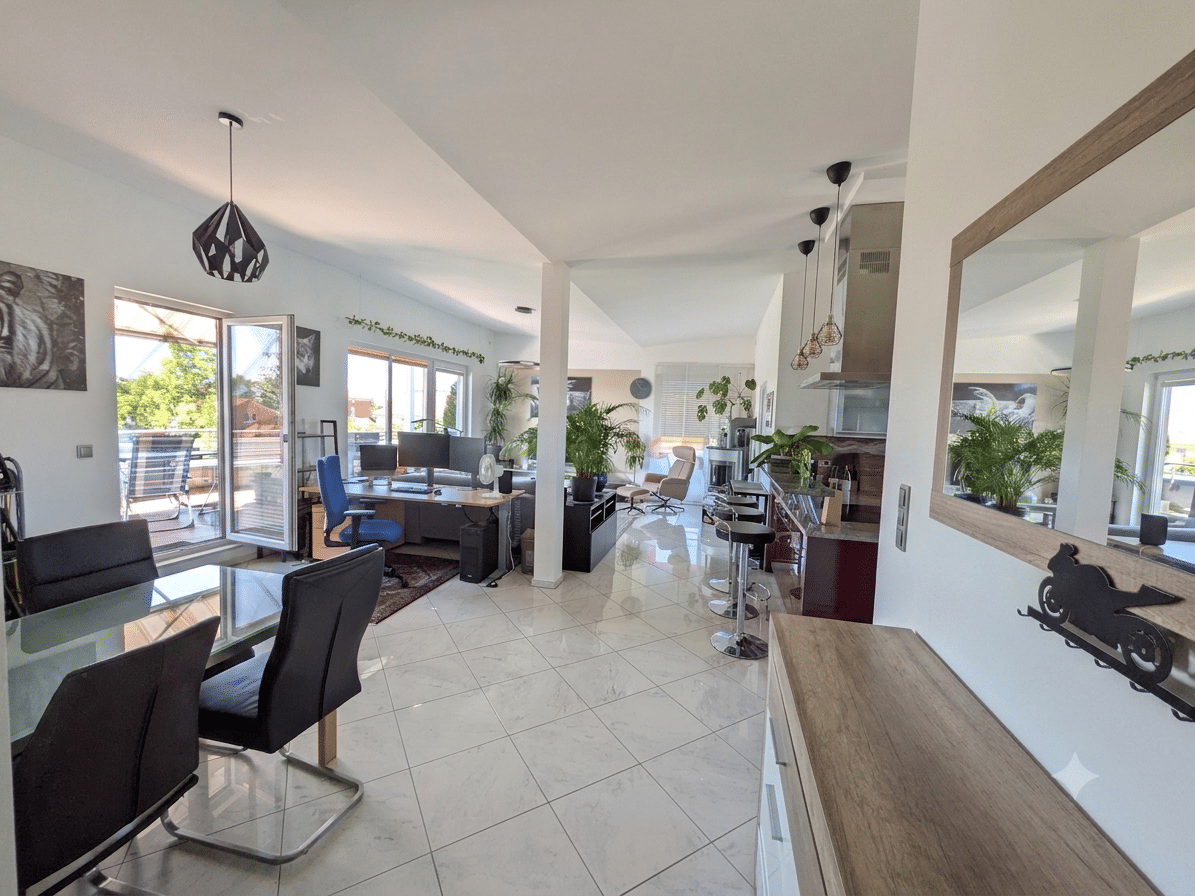 Luxuriöse Dachgeschosswohnung mit großzügiger Dachterrasse & Kaminofen & Panoramablick in Erlangen – 91052 Erlangen – Vorschaubild 2