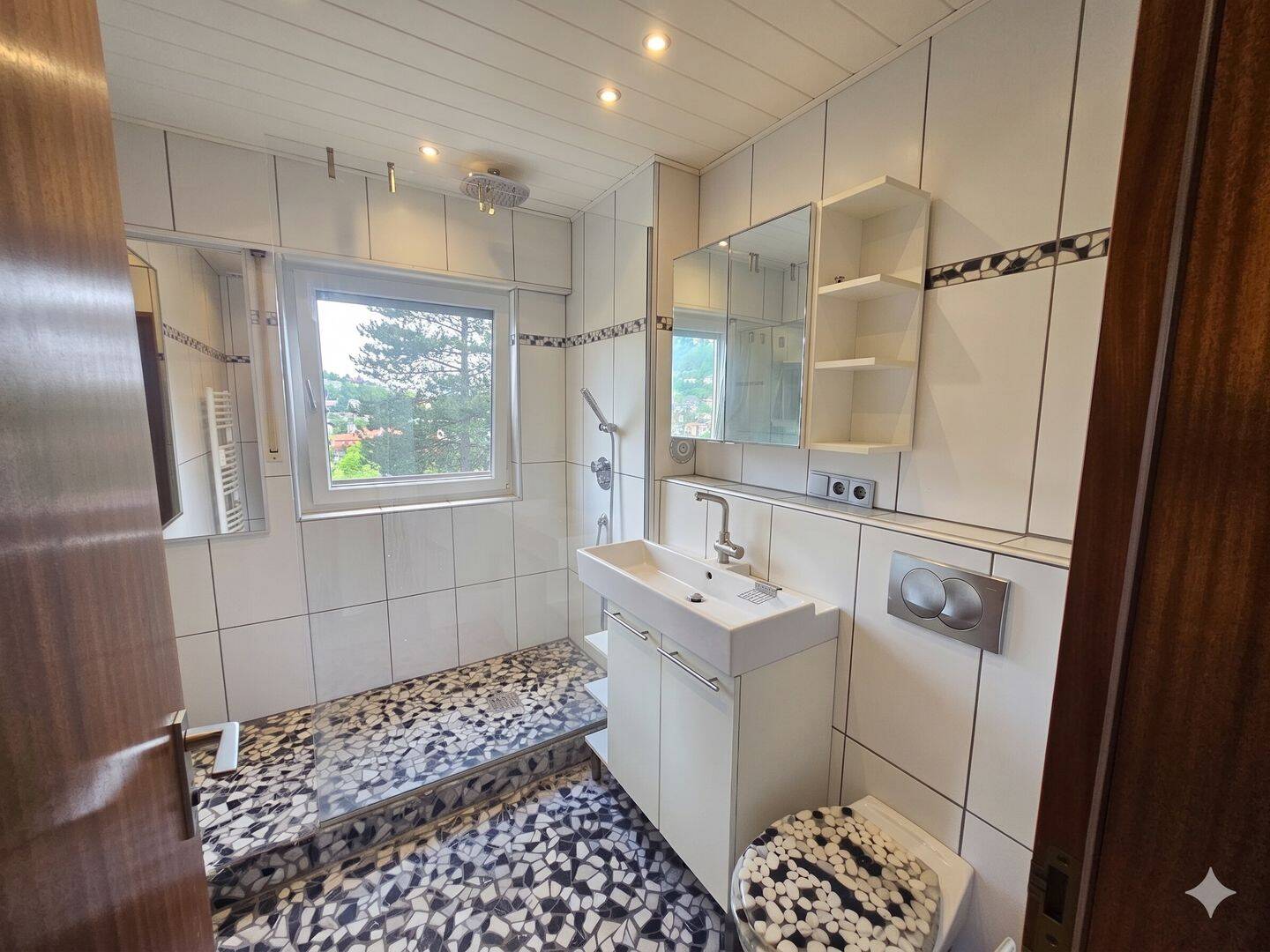 Lieblingsplatz über den Dächern: Gemütliche DG-Perle mit Traumaussicht und Balkon in Stuttgart-Süd – 70199 Stuttgart – Vorschaubild 9