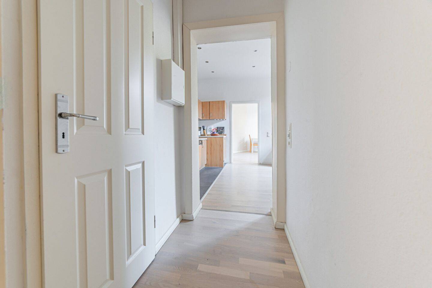 Helle 2-Zimmer-Wohnung mit Einbauküche und Tiefgaragenstellplatz- zentral in Rendsburg gelegen – 24768 Rendsburg – Vorschaubild 2