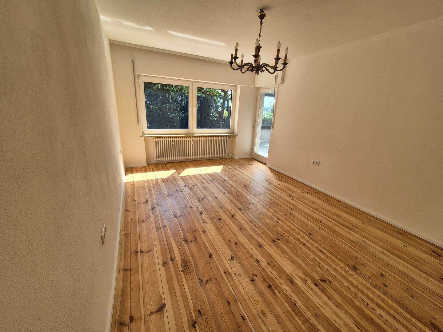 Helle 3-Zimmer-Wohnung mit 30m² Wintergarten, Kachelofen, großem Garten, Garage und Werkstattraum in Schwanstetten – 90596 Schwanstetten – Vorschaubild 3