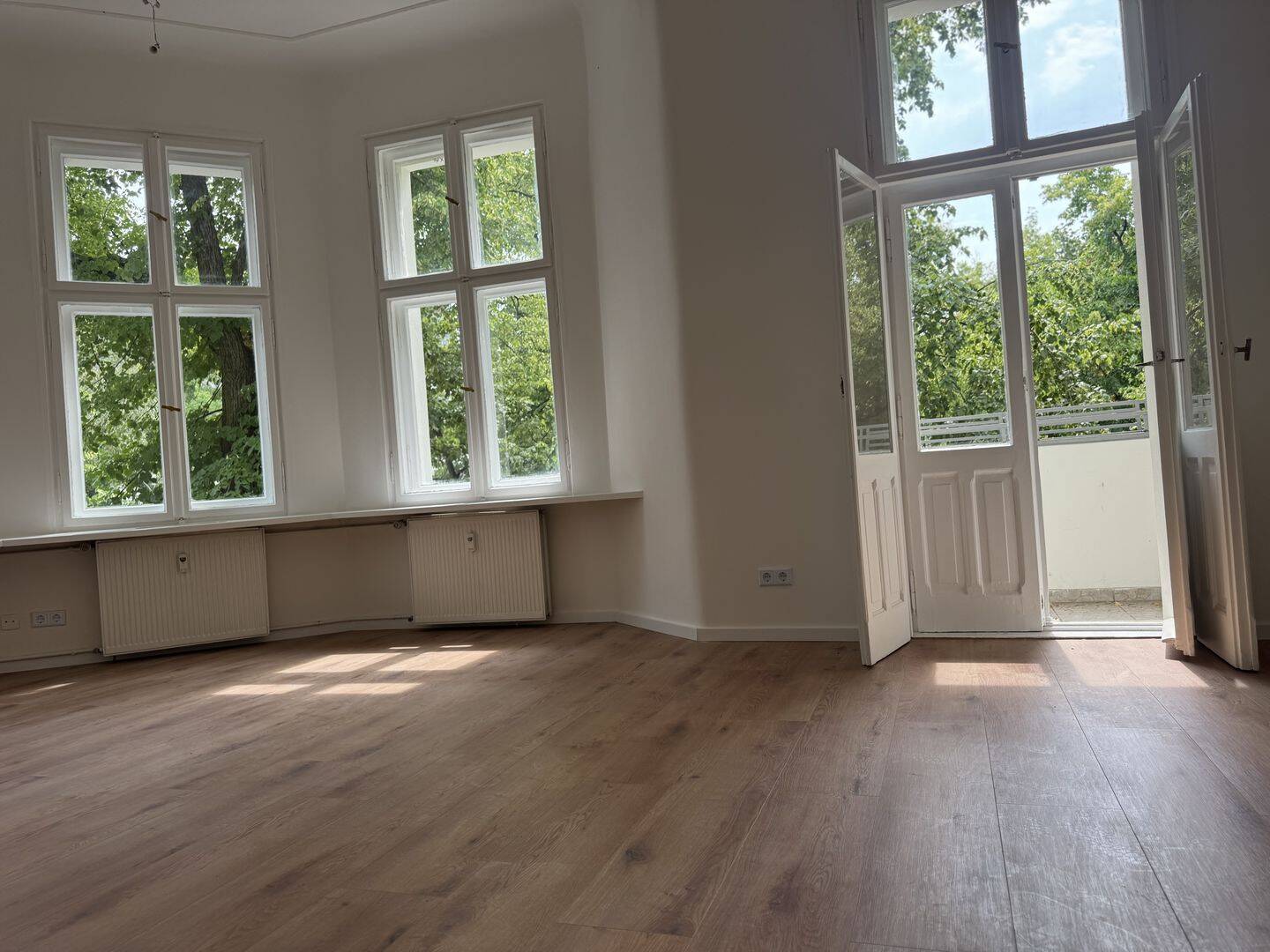 Elegante 5-Zimmer-Altbauwohnung am Wröhmännerpark mit Stuck, Balkon und zwei Bädern. – 13585 Berlin – Vorschaubild 2
