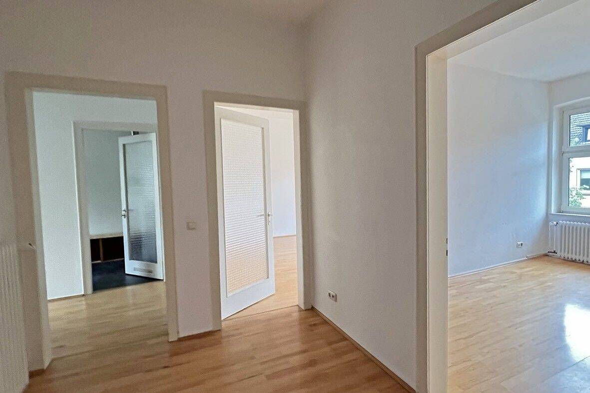 Charmante Altbau-Perle! Helle 2½-R.-Dachgeschoss-Wohnung OHNE BALKON In Rüttenscheid – 45130 Essen – Vorschaubild 2