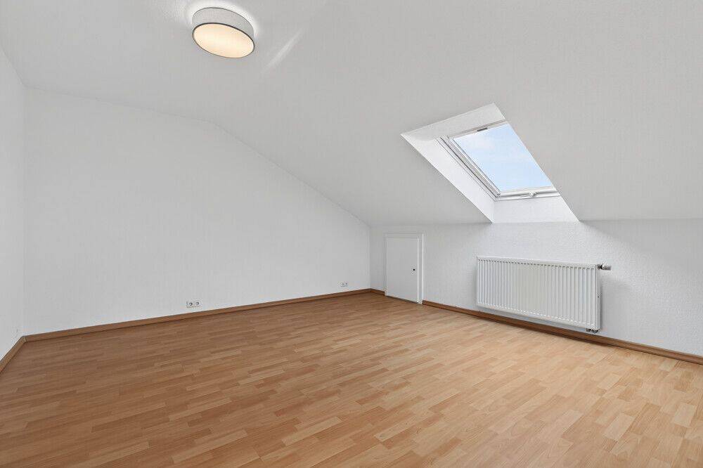 Gemütliche 3-Zimmer-Dachgeschoss Wohnung ab 1.11.2026 in Karlsruhe zu vermieten – 76187 Karlsruhe – Vorschaubild 4