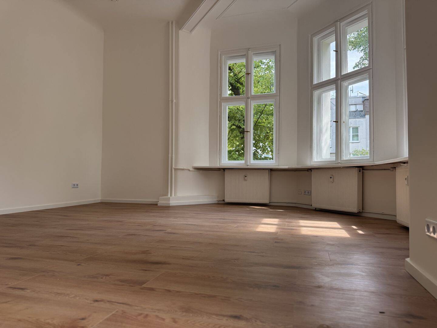 Elegante 5-Zimmer-Altbauwohnung am Wröhmännerpark mit Stuck, Balkon und zwei Bädern. – 13585 Berlin – Vorschaubild 8