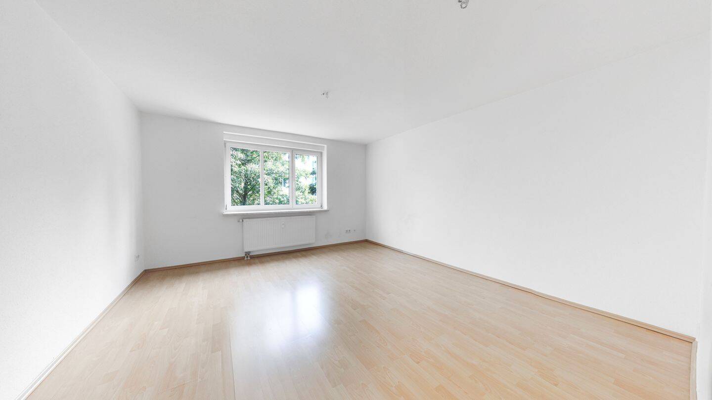 Leerstehende 2,5 Zimmerwohnung! Loggia! Tageslichtbad! Badewanne! – 1277 Dresden – Vorschaubild 2
