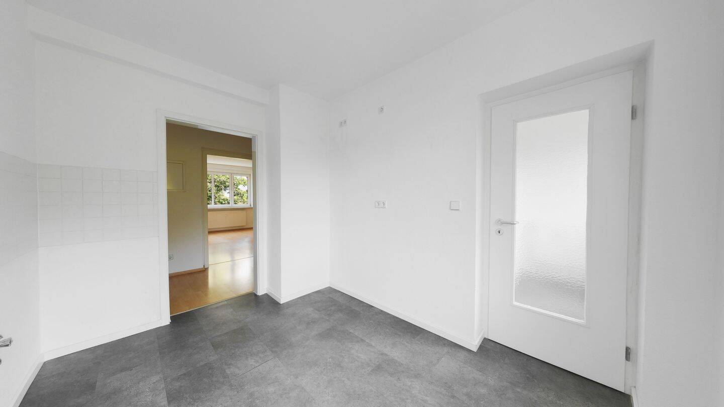 Leerstehende 2,5 Zimmerwohnung! Loggia! Tageslichtbad! Badewanne! – 1277 Dresden – Vorschaubild 7