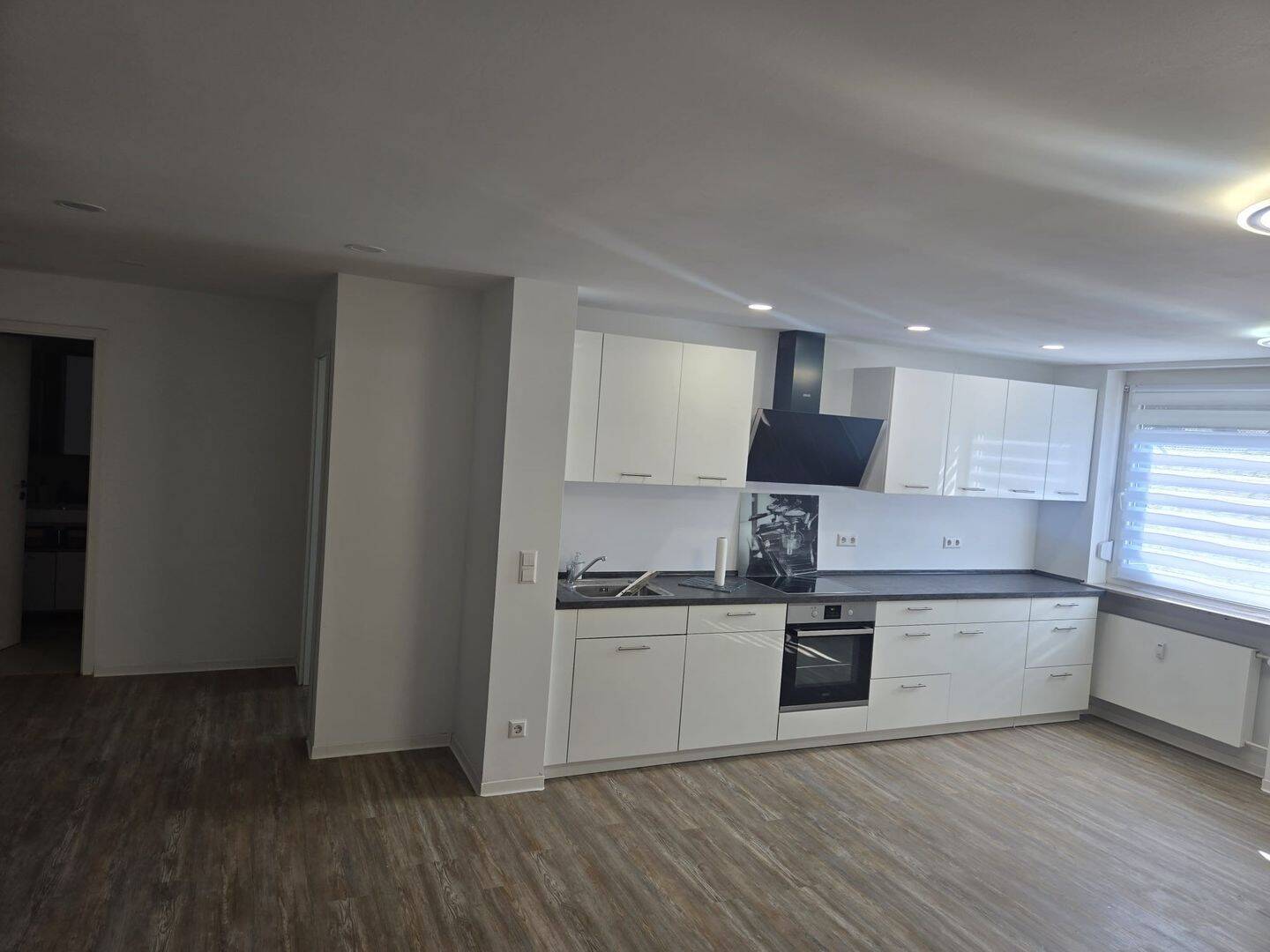 Moderne 2-Zimmer-Wohnung mit Balkon, Einbauküche & Tiefgaragenstellplatz – 70327 Stuttgart – Vorschaubild 2