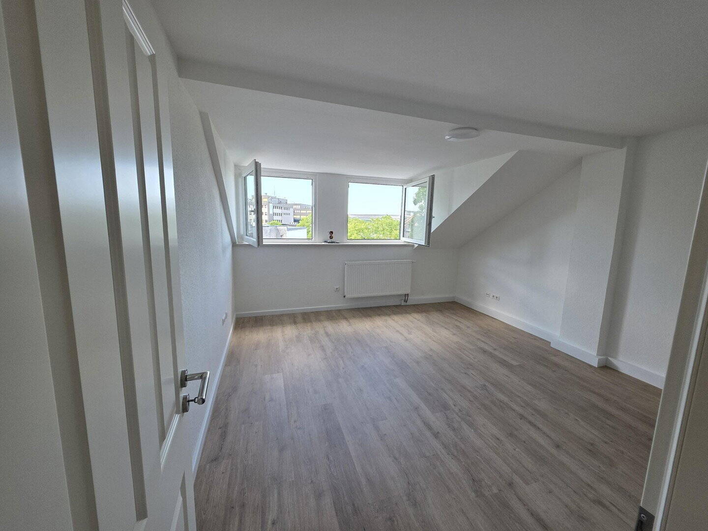 Sorfort frei !!! 2-Zi. ETW im Dachgeschoss – Top Lage !!! – 64293 Darmstadt – Vorschaubild 4