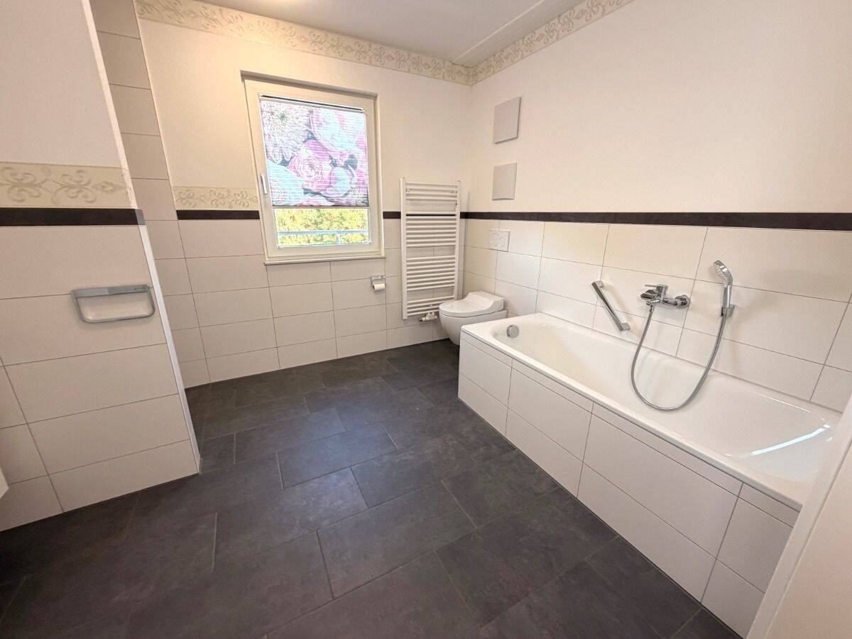 Exklusive und großzügige Dachgeschosswohnung mit sonniger Dachterrasse im Herzen von Vöhringen – 89269 Vöhringen – Vorschaubild 11