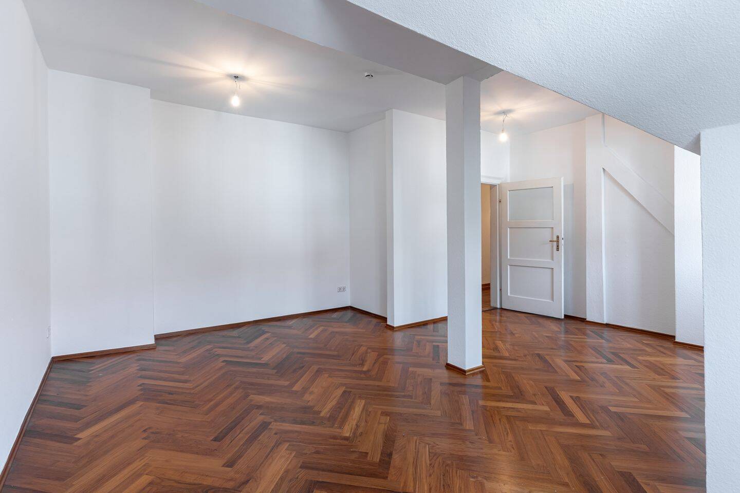 **Historischer Charme über den Dächern Lehels – Denkmalgeschützte Altbauwohnung im Dachgeschoss** – 80538 München – Vorschaubild 4