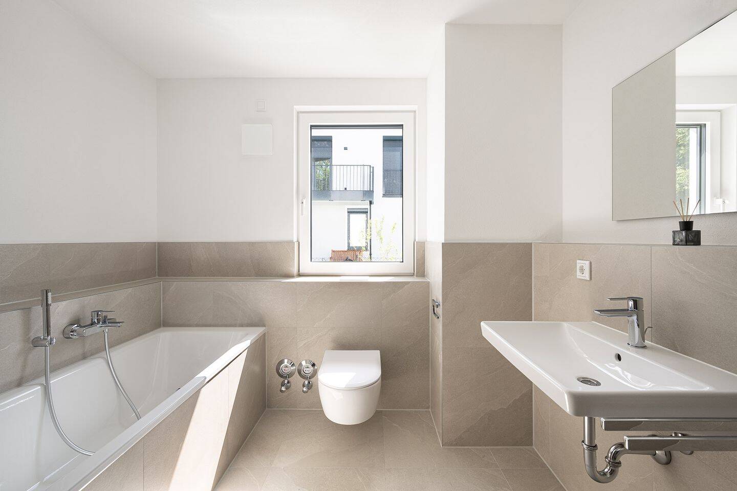 Fertiggestellt (Jetzt einziehen): 3-Zimmer-NEUBAU-Wohnung mit sonnigem Garten nahe des Feldmochinger Sees – 80995 München – Vorschaubild 9