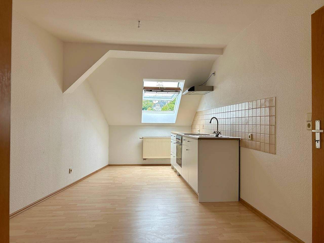 Mit Einbauküche! Familie gesucht: Lage im Zentrum mit PKW-Stellplatz, Bad mit Fenster = Ihr neues Zuhause!, 8280 Aue-Bad Schlema