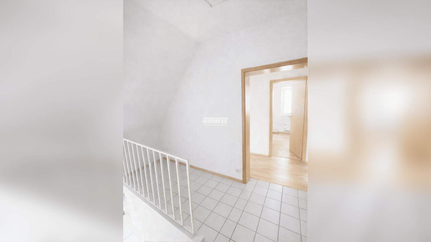 antaris Immobilien GmbH **Großzügiges DG: 3-Zi.-Wohnung mit stabiler Vermietung** – 99100 Bienstädt – Vorschaubild 3