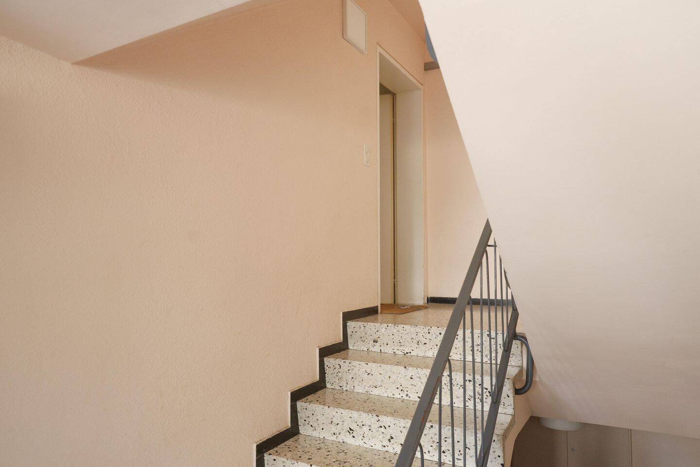 Renovierungsbedürftige Wohnung mit viel Potenzial in Stuttgart-Zuffenhausen – 70435 Stuttgart – Vorschaubild 2