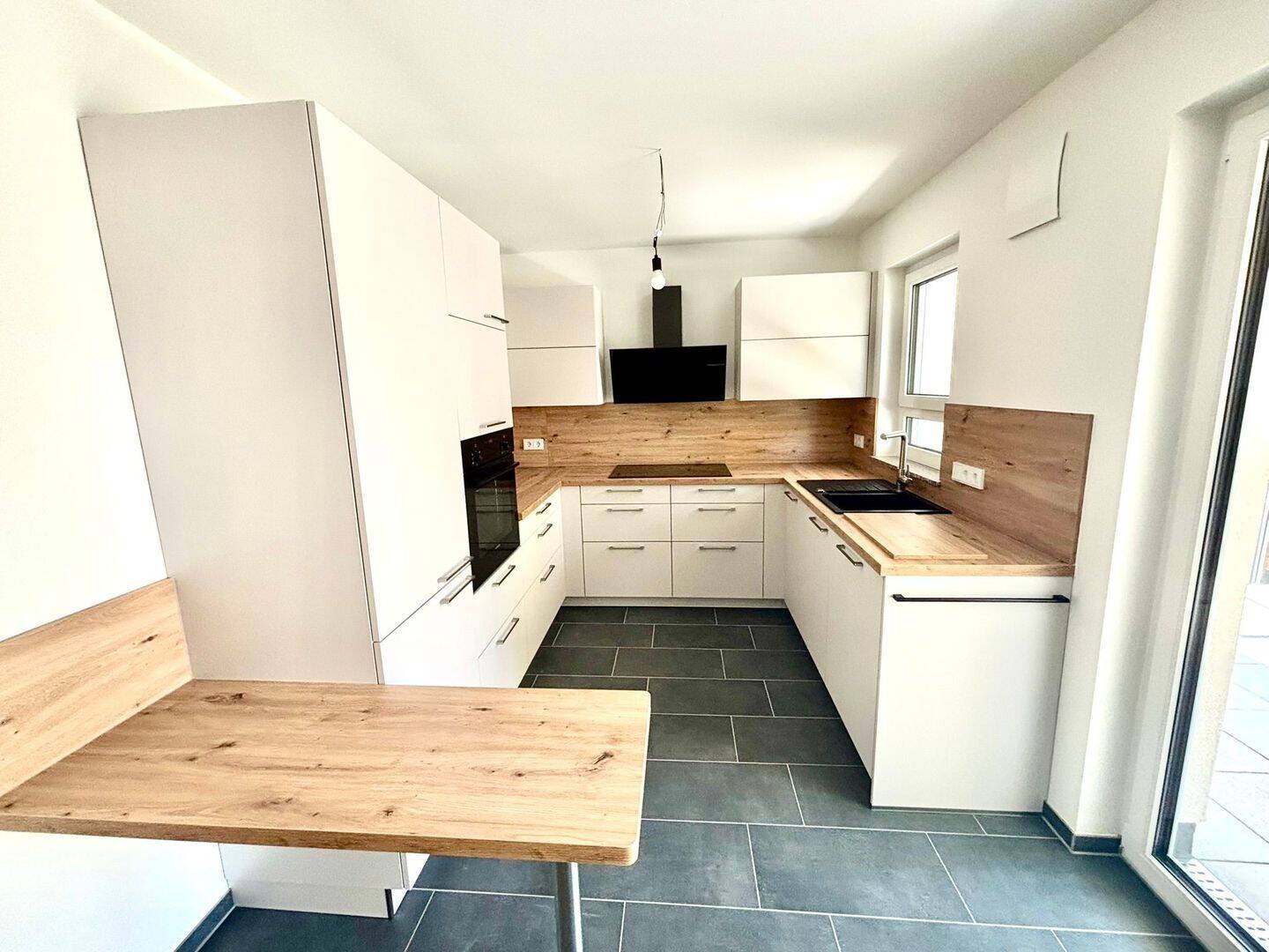 3 Zimmer mit Einbauküche, Tageslichbad, Gäste-WC, Keller und Lift – 65189 Wiesbaden – Vorschaubild 4