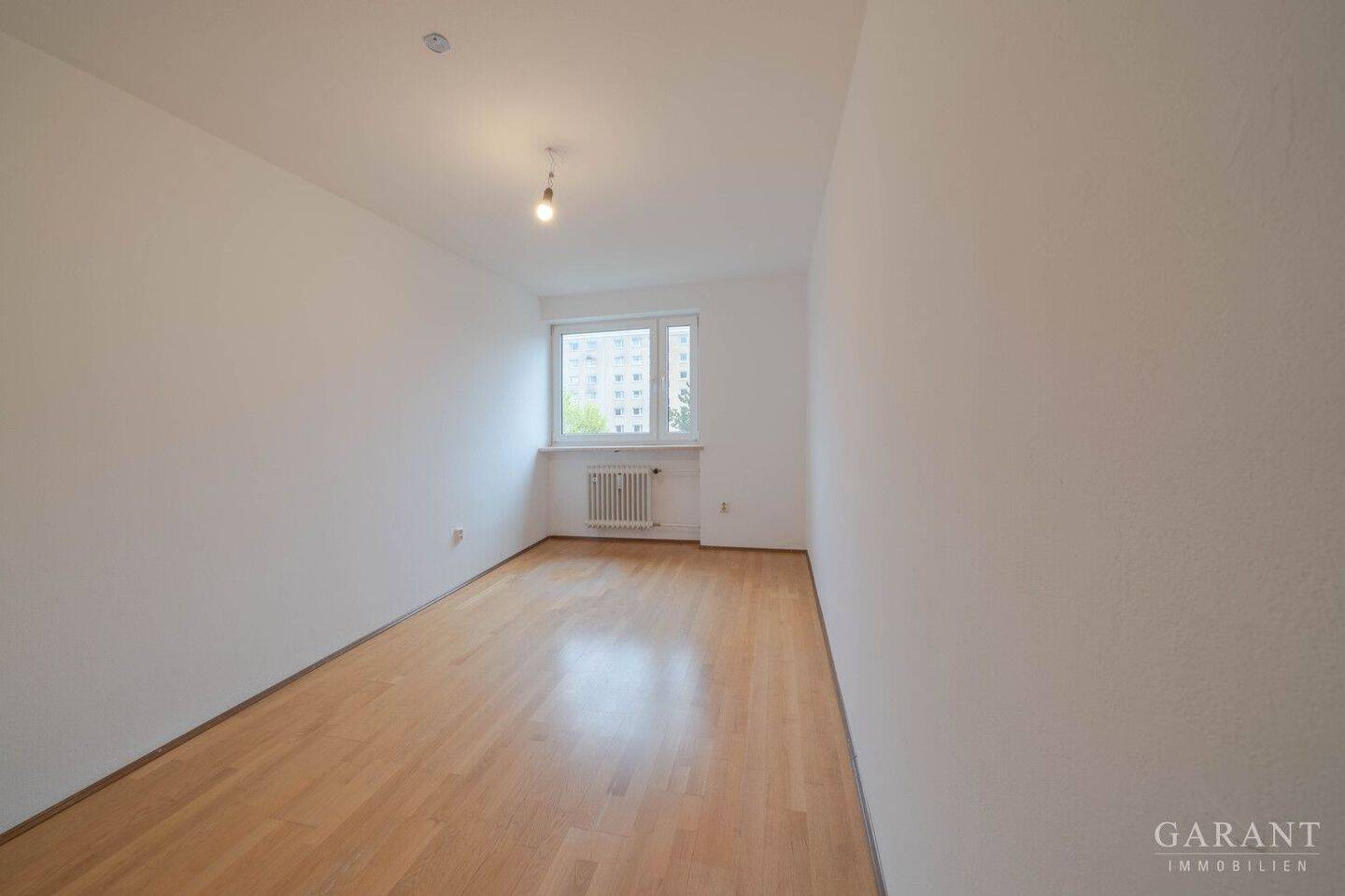 Attraktive 3 Zimmer-Wohnung mit Loggia, Aufzug & Stellplatz im Münchner Norden – 80935 München – Vorschaubild 2