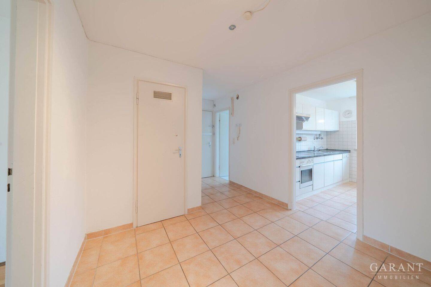 Attraktive 3 Zimmer-Wohnung mit Loggia, Aufzug & Stellplatz im Münchner Norden – 80935 München – Vorschaubild 5