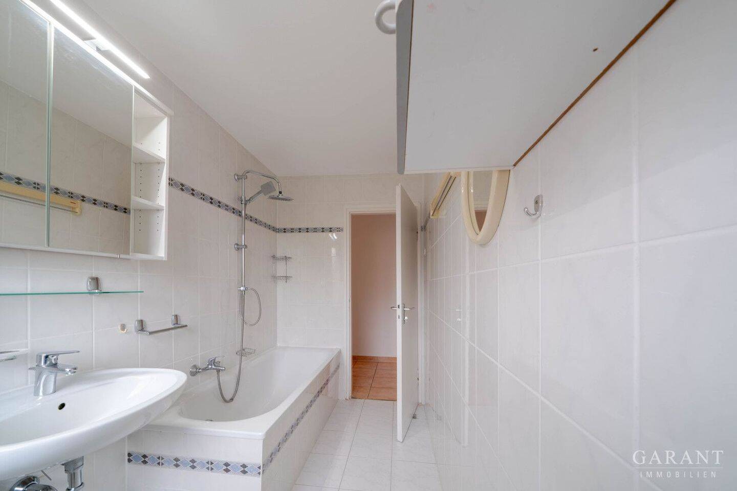 Attraktive 3 Zimmer-Wohnung mit Loggia, Aufzug & Stellplatz im Münchner Norden – 80935 München – Vorschaubild 8