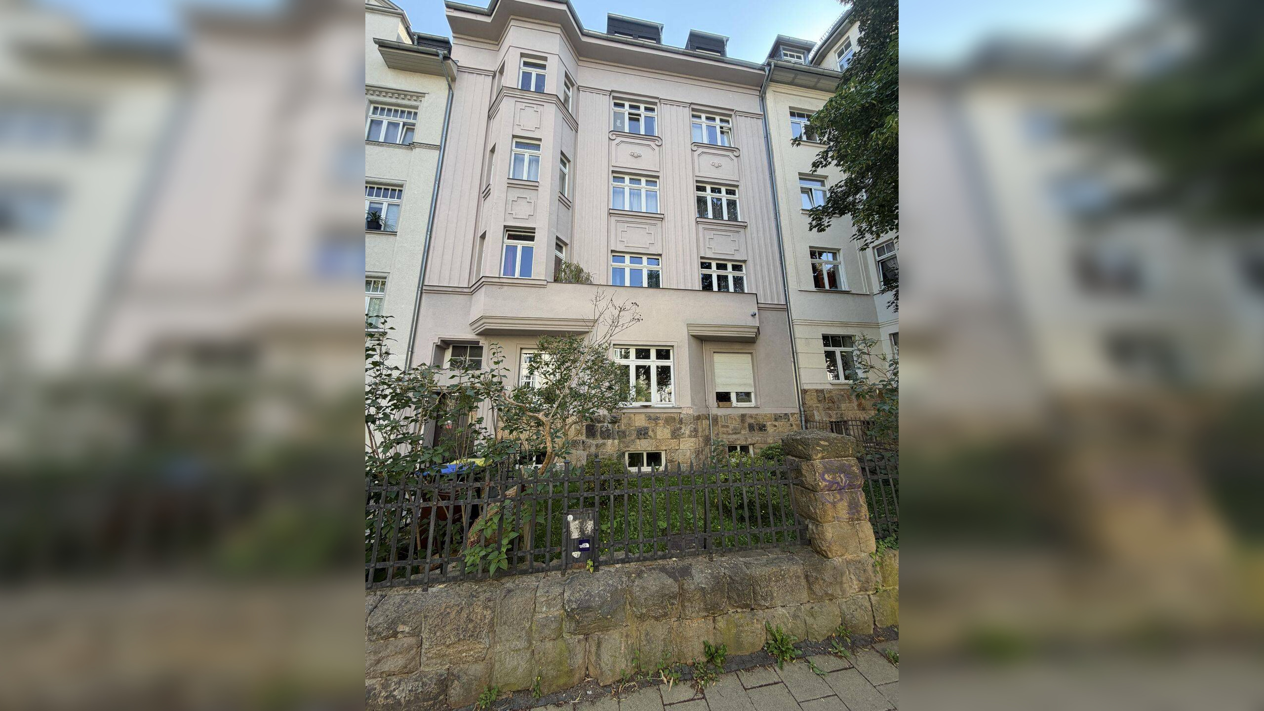 Besondere Wohnung im DG, Parkettboden, Bad mit Dusche, Fenster und Wanne – 9112 Chemnitz – Vorschaubild 2