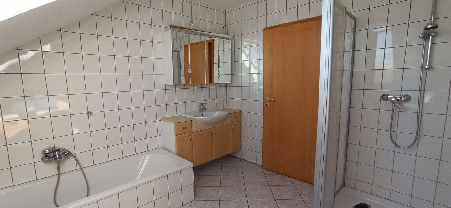 Großzügiges Wohnen mit Rhönblick: Gepflegte 3-Zimmer-DG-Wohnung – 36041 Fulda – Vorschaubild 8