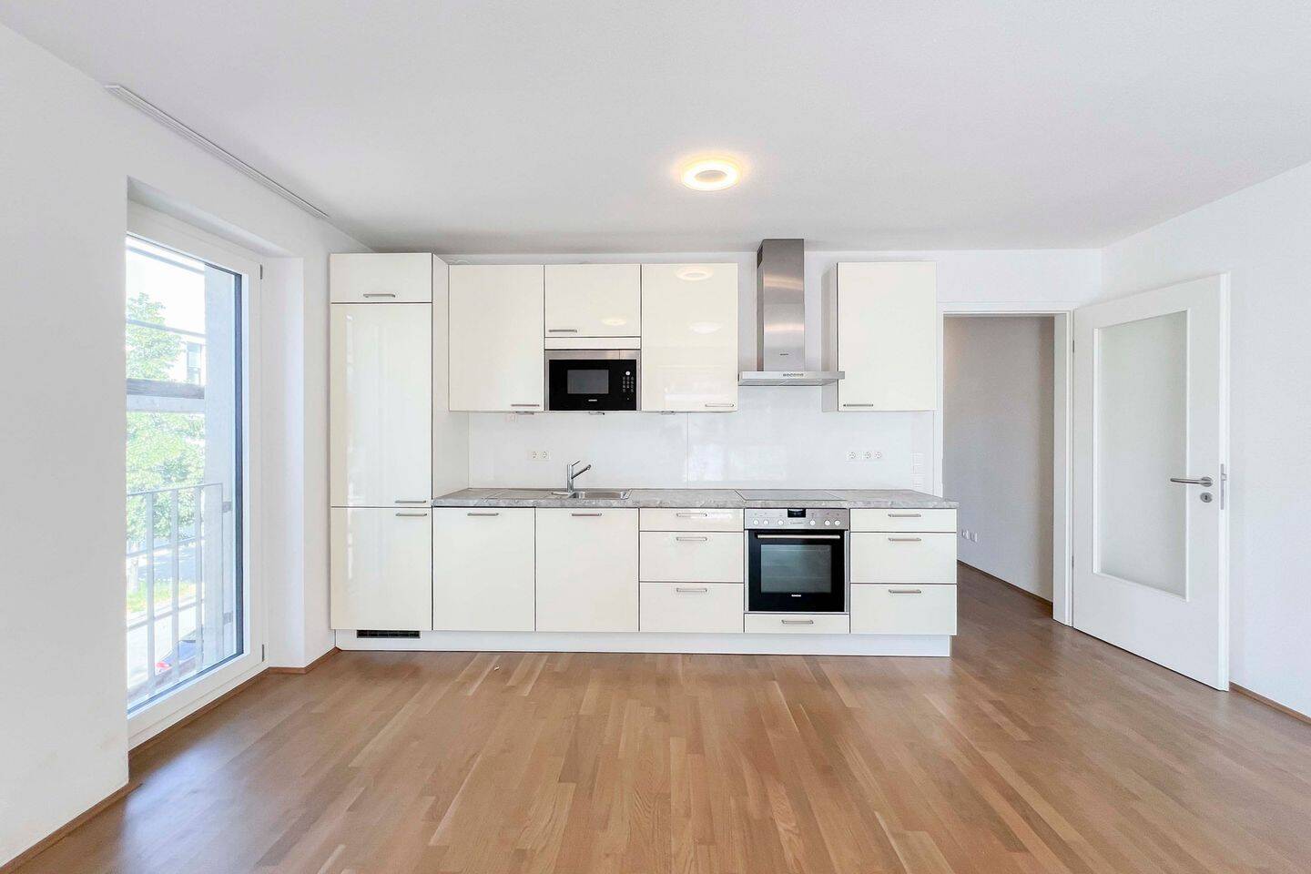 Sofort bezugsfrei: Neuwertige 2-Zimmer-Wohnung mit überdachtem Balkon inkl. Garagenstellplatz! – 80807 München – Vorschaubild 4