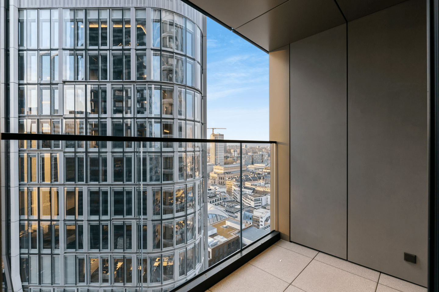 Modernes City-Loft im FOUR Frankfurt mit Blick auf die Alte Oper – 60315 Frankfurt am Main – Vorschaubild 2