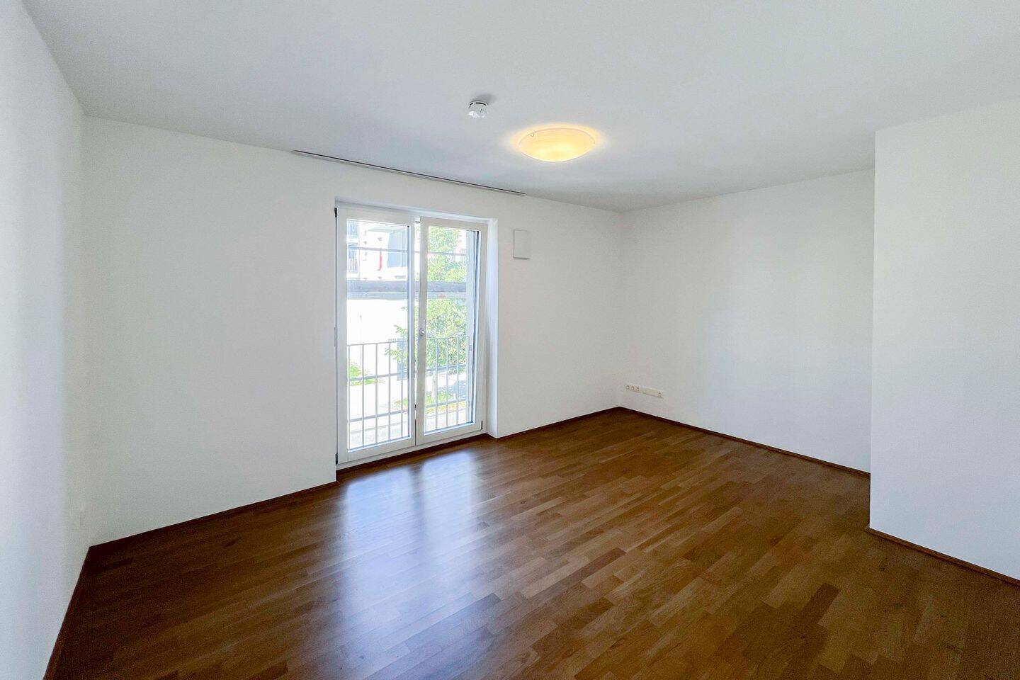 Sofort bezugsfrei: Neuwertige 2-Zimmer-Wohnung mit überdachtem Balkon inkl. Garagenstellplatz! – 80807 München – Vorschaubild 5