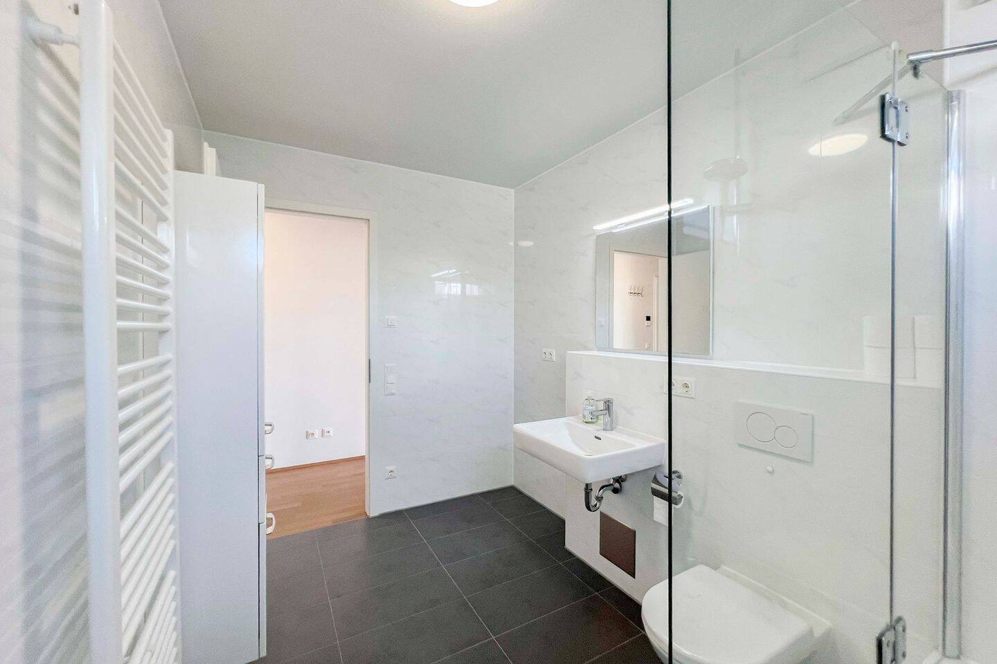 Sofort bezugsfrei: Neuwertige 2-Zimmer-Wohnung mit überdachtem Balkon inkl. Garagenstellplatz! – 80807 München – Vorschaubild 6