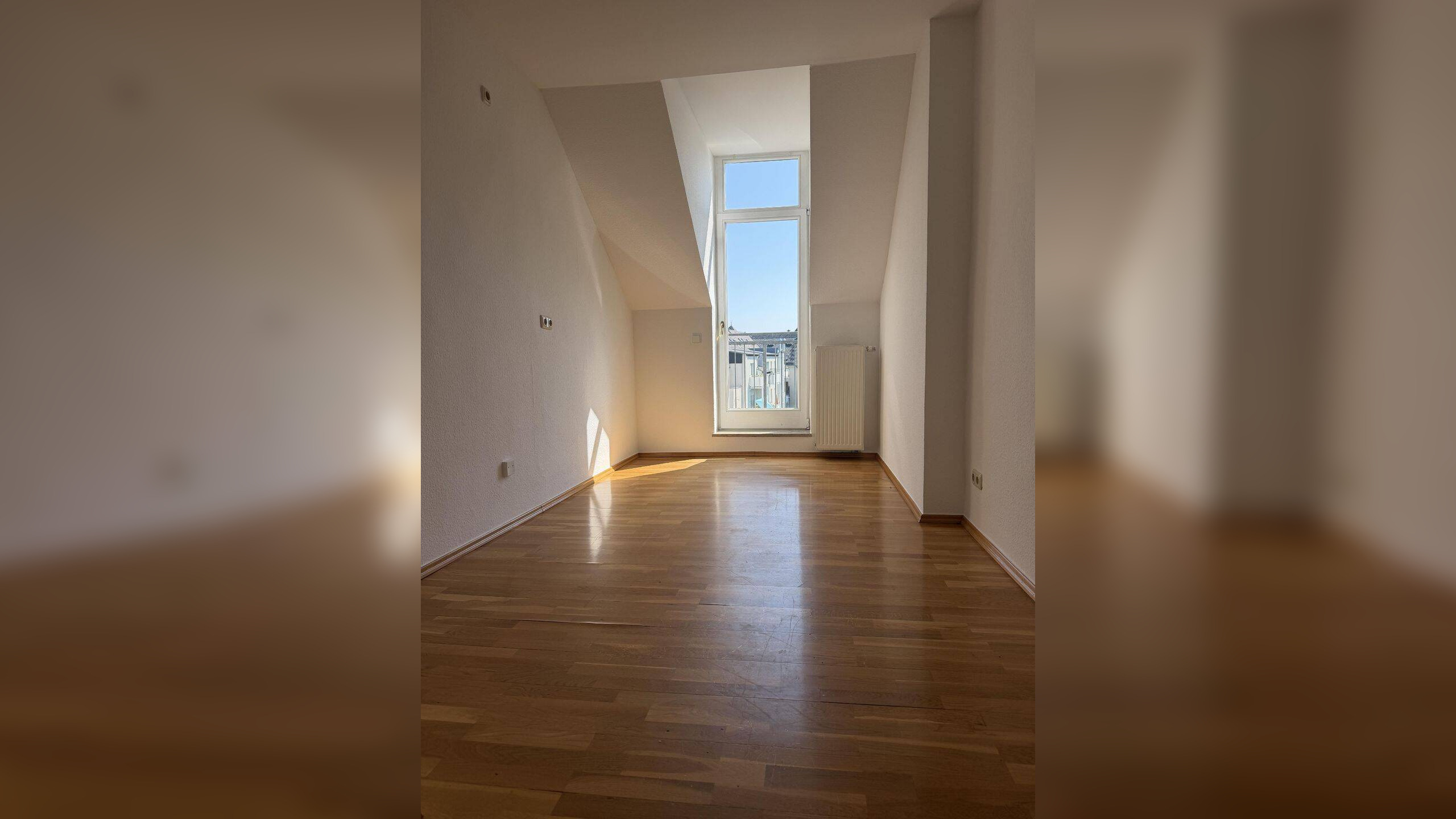 Besondere Wohnung im DG, Parkettboden, Bad mit Dusche, Fenster und Wanne – 9112 Chemnitz – Vorschaubild 6