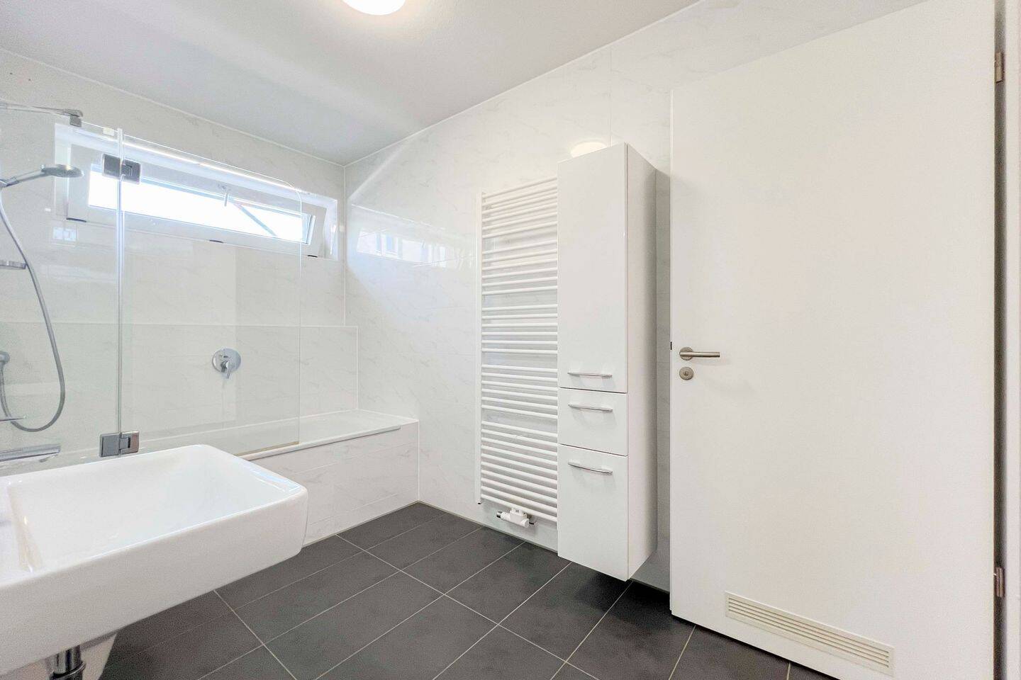 Sofort bezugsfrei: Neuwertige 2-Zimmer-Wohnung mit überdachtem Balkon inkl. Garagenstellplatz! – 80807 München – Vorschaubild 7
