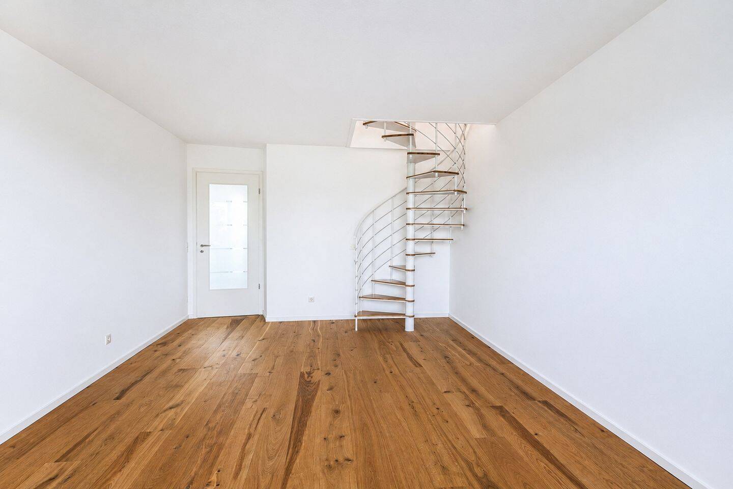 AIGNER – Wohnen auf zwei Etagen: Helle 4-Zimmer-Maisonettewohnung mit Südost-Balkon – 80637 München – Vorschaubild 2