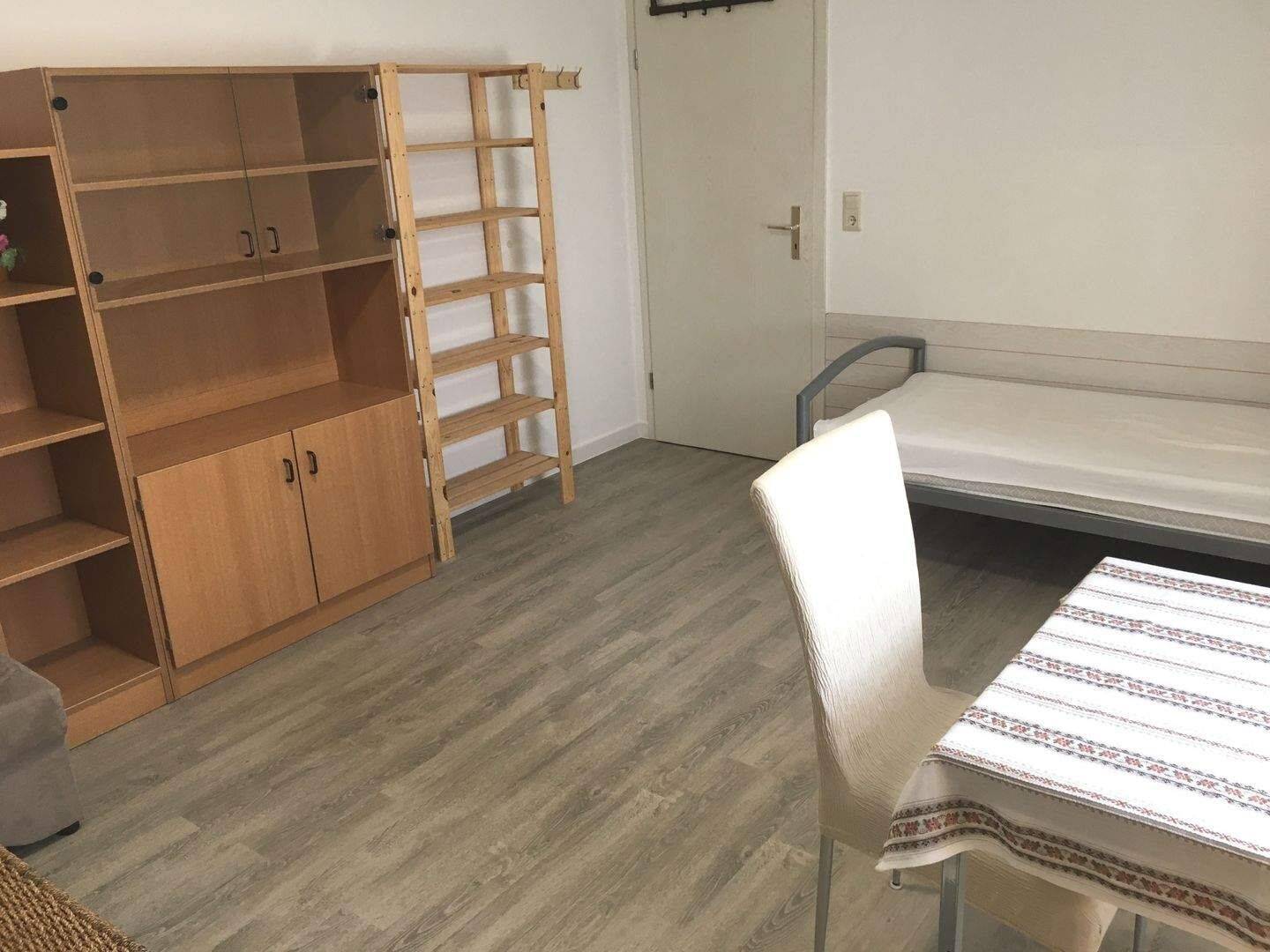 Möblierte 2 RW. 53qm. für 1 Person, evtl. Wochenendheimfahrer – 1159 Dresden – Vorschaubild 2