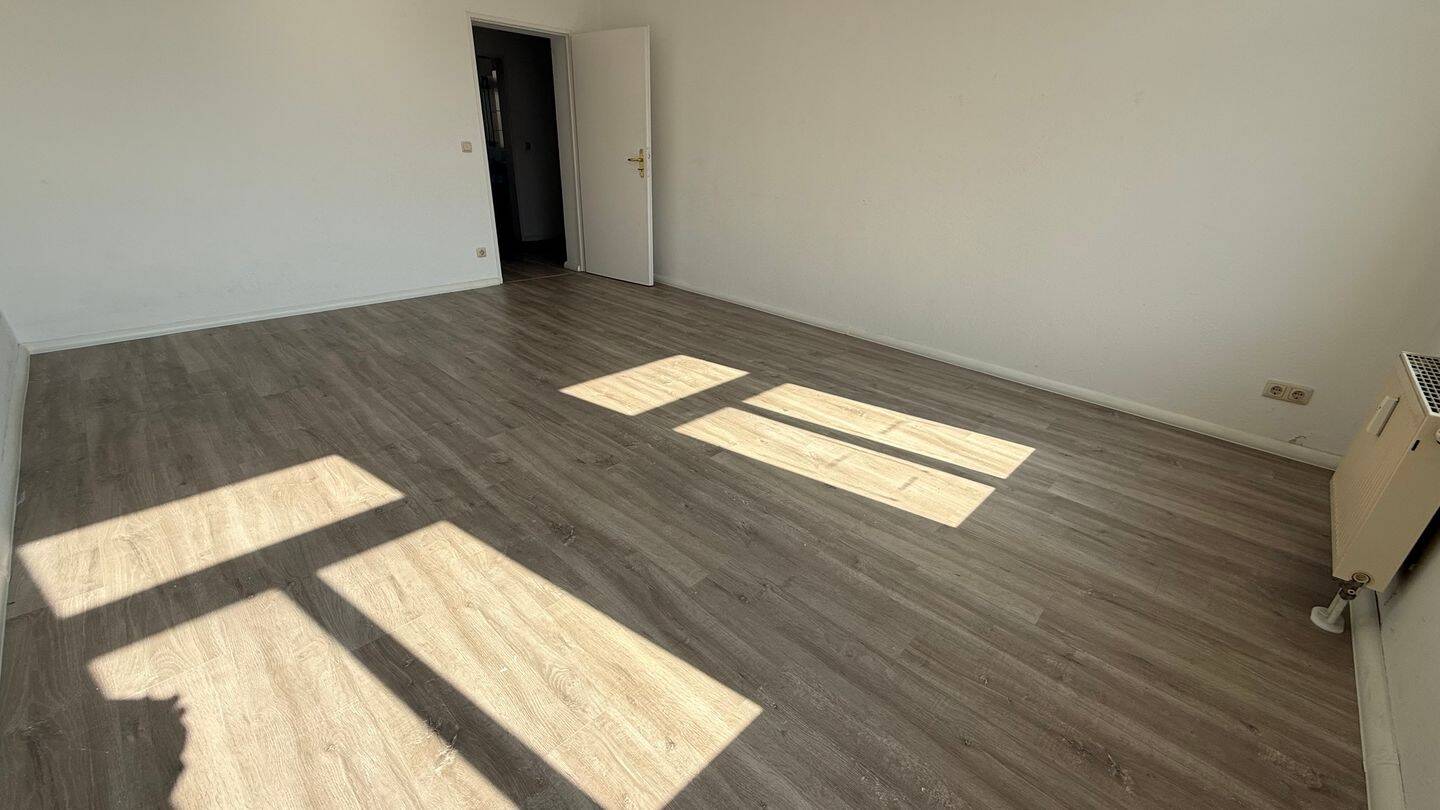 Alles NEU!!! 3. OG + Aufzug + großer Balkon + 2er-WG-gerecht ! – 9126 Chemnitz – Vorschaubild 2