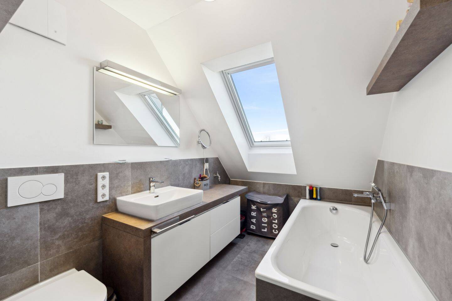 Traumhafte 5,5 Zi. DG-Maisonette Wohnung mit Neubaufeeling in ruhiger Lage in Trudering – 81825 München – Vorschaubild 9