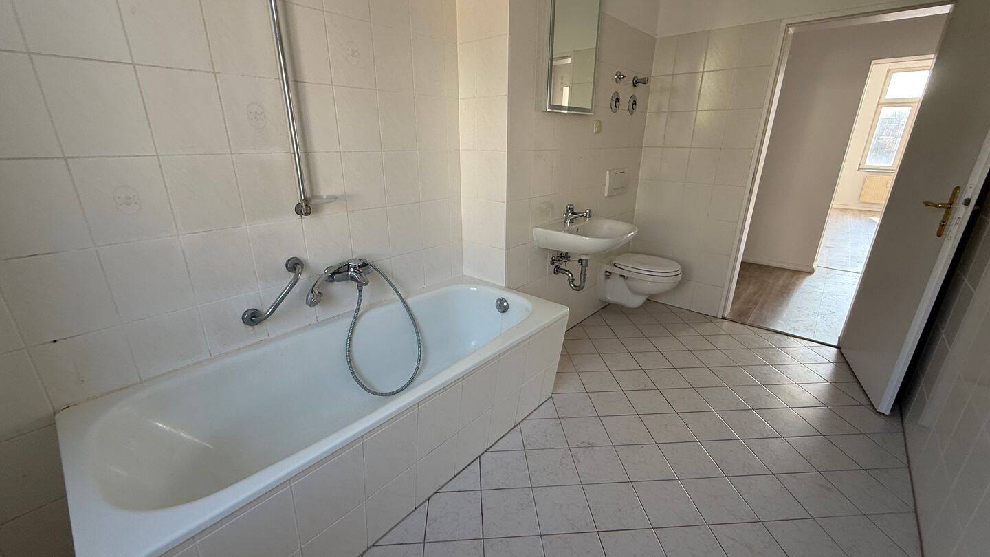 Alles NEU!!! 3. OG + Aufzug + großer Balkon + 2er-WG-gerecht ! – 9126 Chemnitz – Vorschaubild 5