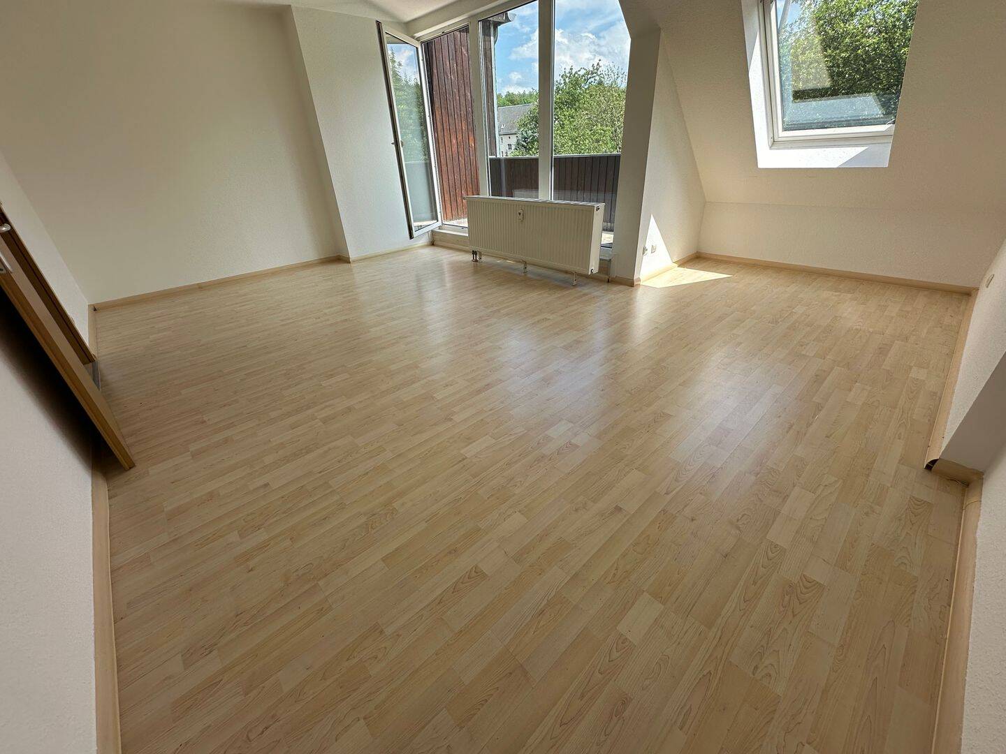 Frei ab 1.11. – Dachgeschoss mit Balkon / Laminat / Bad mit Fenster ! – 9131 Chemnitz – Vorschaubild 2