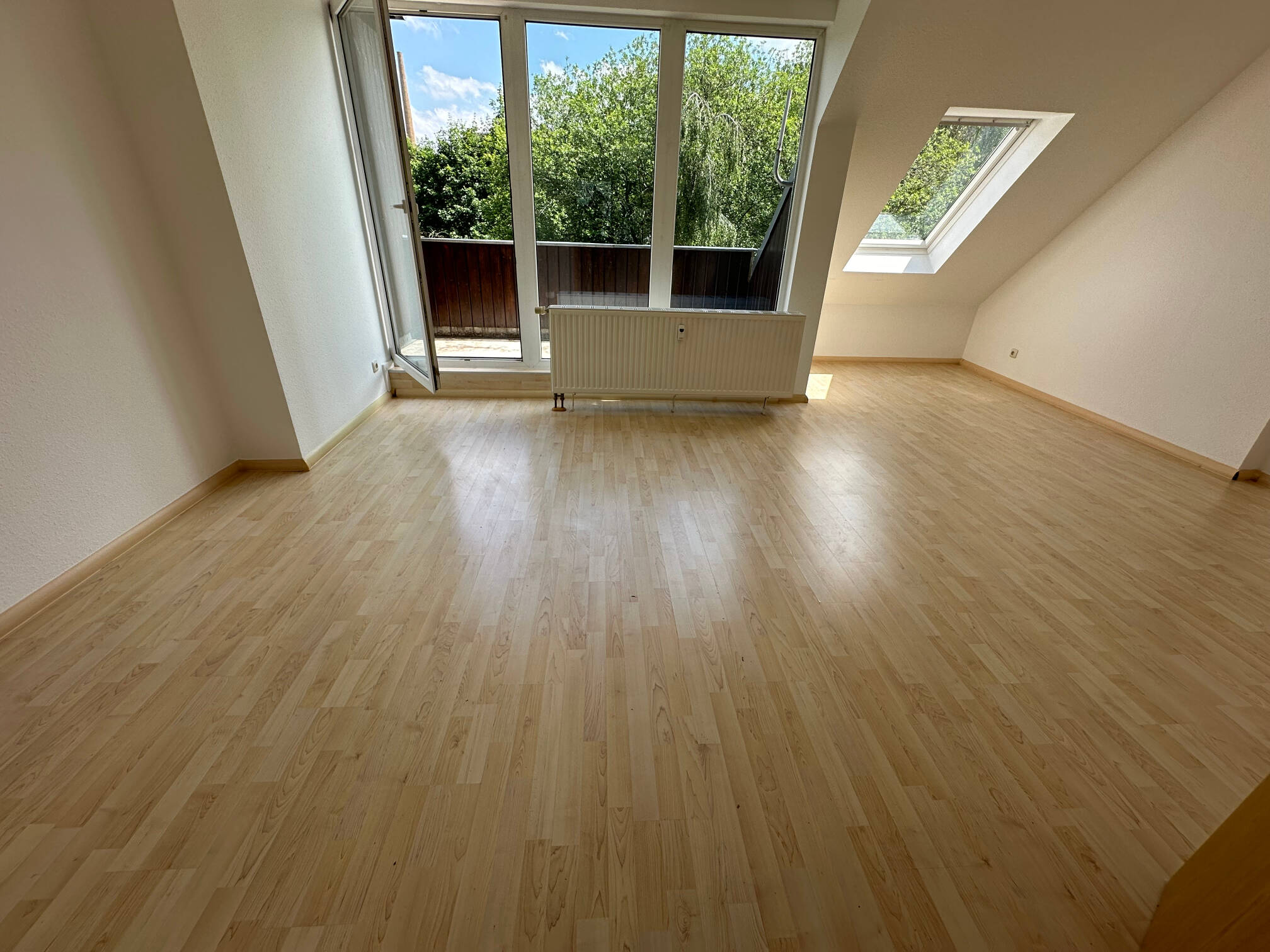 Frei ab 1.11. – Dachgeschoss mit Balkon / Laminat / Bad mit Fenster ! – 9131 Chemnitz – Vorschaubild 3