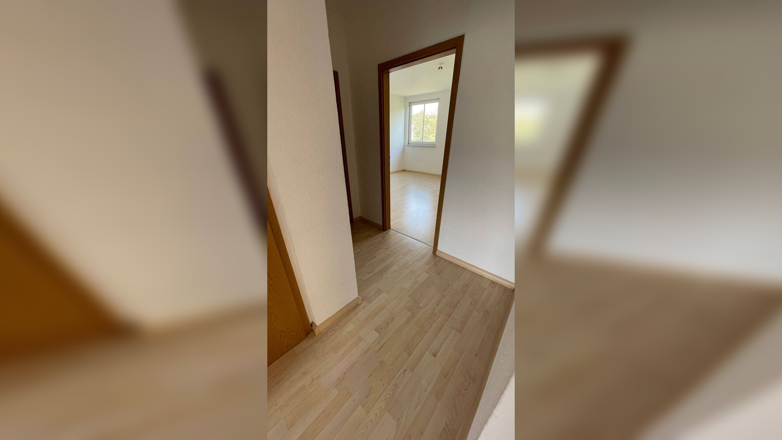 Frei ab 1.11. – Dachgeschoss mit Balkon / Laminat / Bad mit Fenster ! – 9131 Chemnitz – Vorschaubild 5