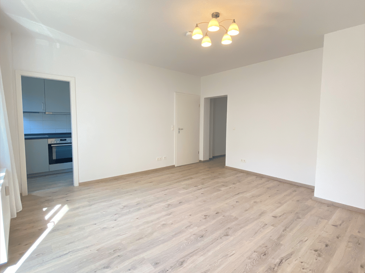 Attraktive 2-Zimmer-Wohnung mit 2 Balkone, EBK, zentraler Lager im Kiez Charlottenburg – 10627 Berlin – Vorschaubild 2