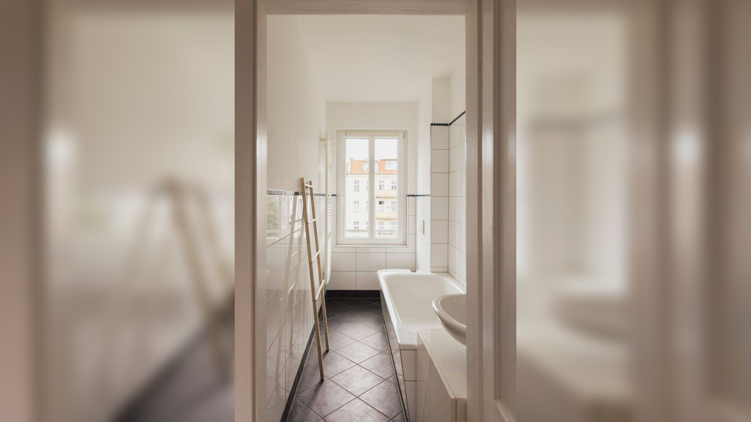 Über den Baumkronen – helle Zweizimmerwohnung mit Südwestbalkon & Aufzug – 10243 Berlin – Vorschaubild 8