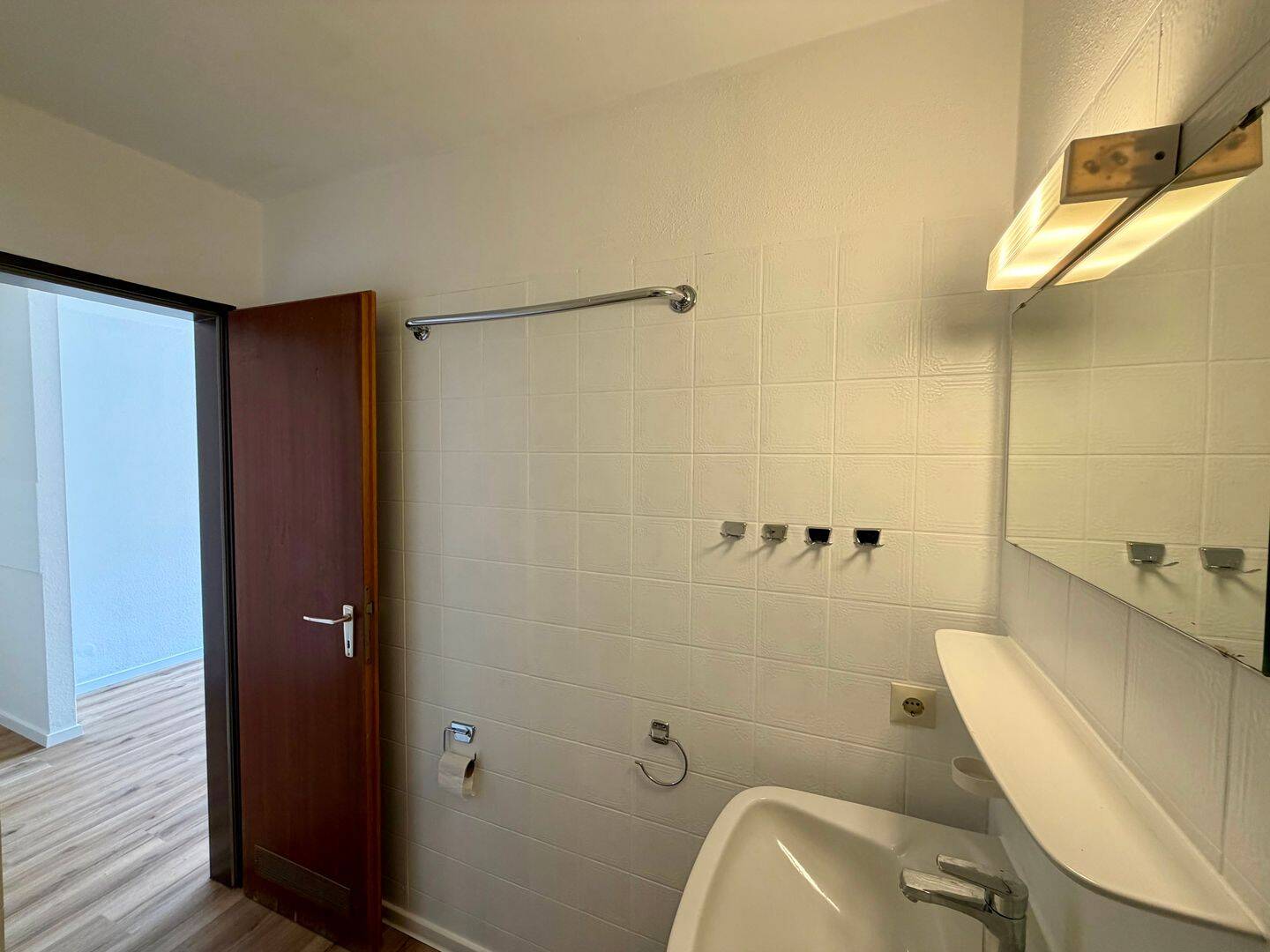 Bezugsfreie 1-Zimmer-Studentenwohnung in zentraler Lage von Freiburg-Oberau – 79102 Freiburg im Breisgau – Vorschaubild 7