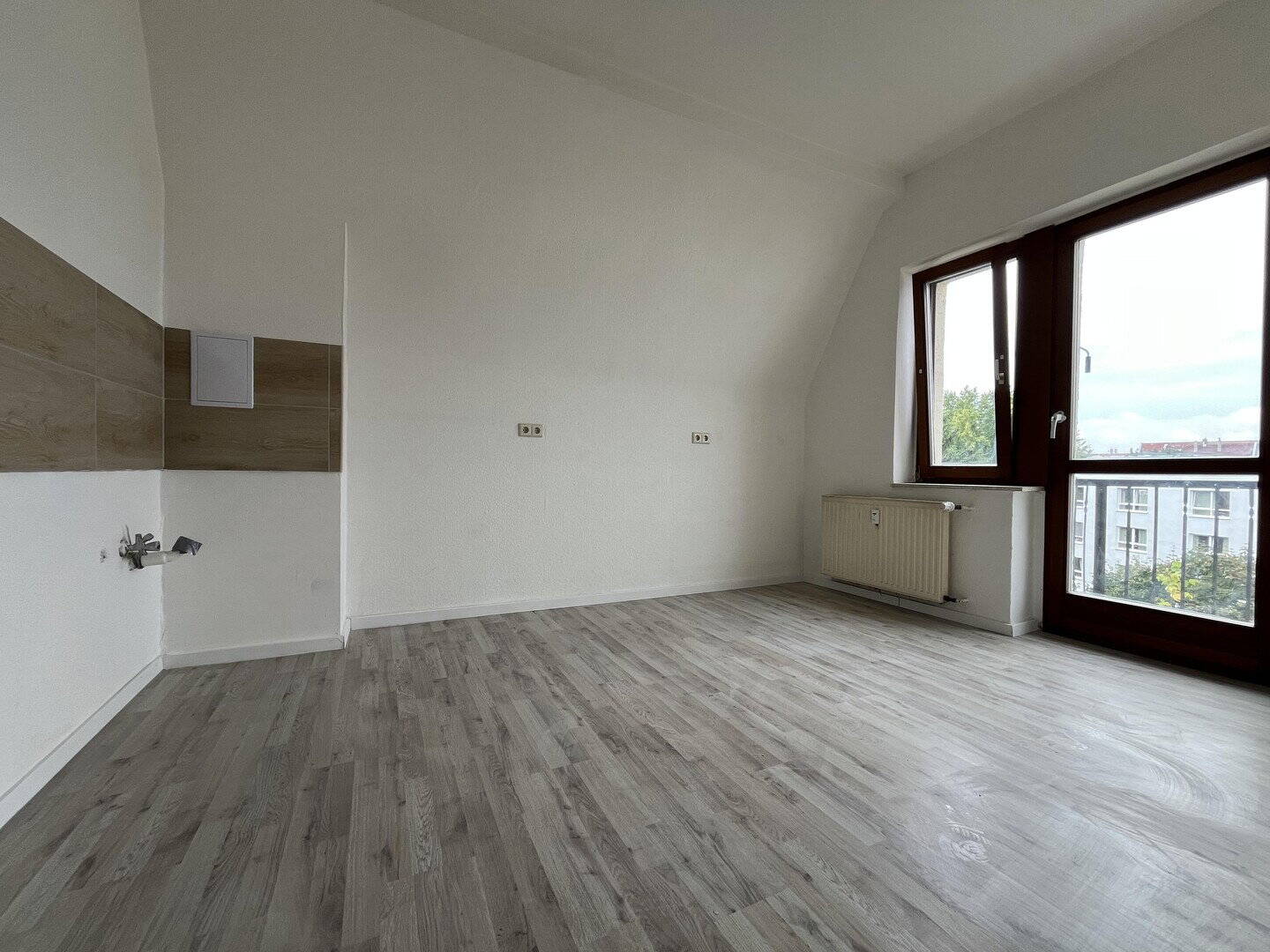 Erstbezug nach Sanierung – Großzügige 3-Raumwohnung in Zwickau-Nord im DG – 8058 Zwickau – Vorschaubild 2