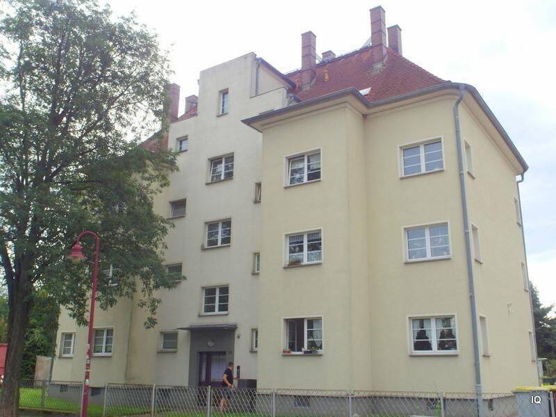 Wird noch renoviert: Kleine 3-Zimmer-Dachwohnung mit neuem Laminatboden und Bad mit Dusche – 1877 Bischofswerda – Vorschaubild 2
