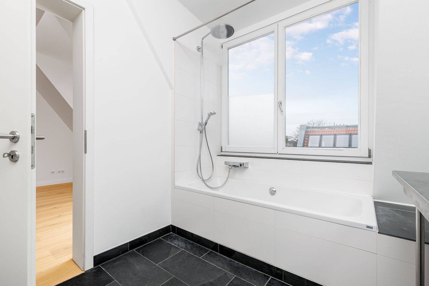 Uhlandstraße 45 – Stilvolle, frisch renovierte Dachgeschosswohnung im herrschaftlichen Altbau!! – 10719 Berlin – Vorschaubild 6