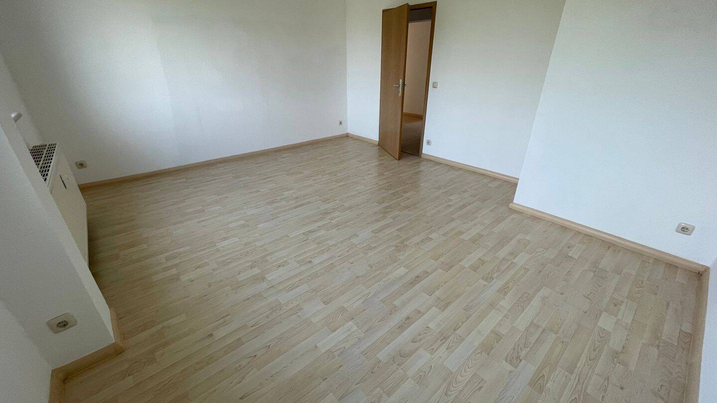 Frei ab 1.11. – Dachgeschoss mit Balkon / Laminat / Bad mit Fenster ! – 9131 Chemnitz – Vorschaubild 8