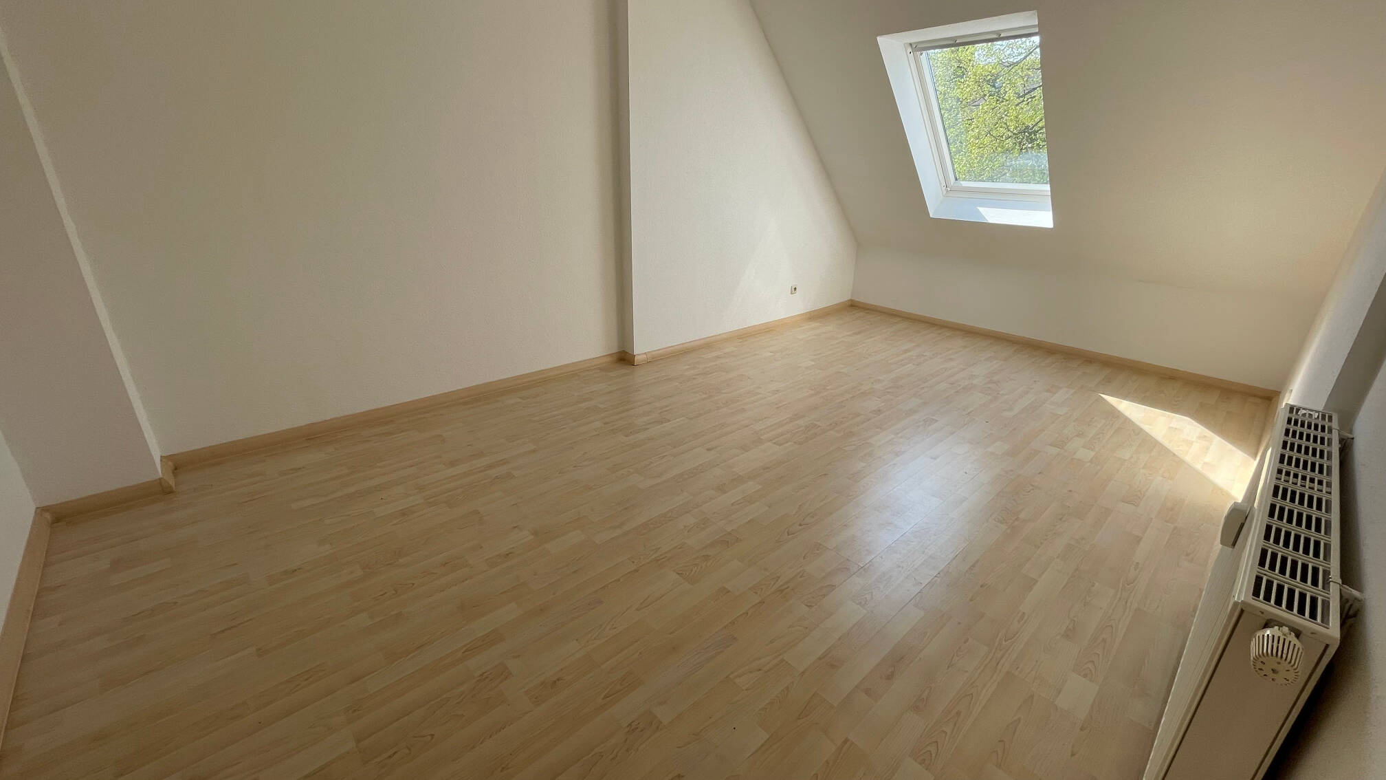 Frei ab 1.11. – Dachgeschoss mit Balkon / Laminat / Bad mit Fenster ! – 9131 Chemnitz – Vorschaubild 9