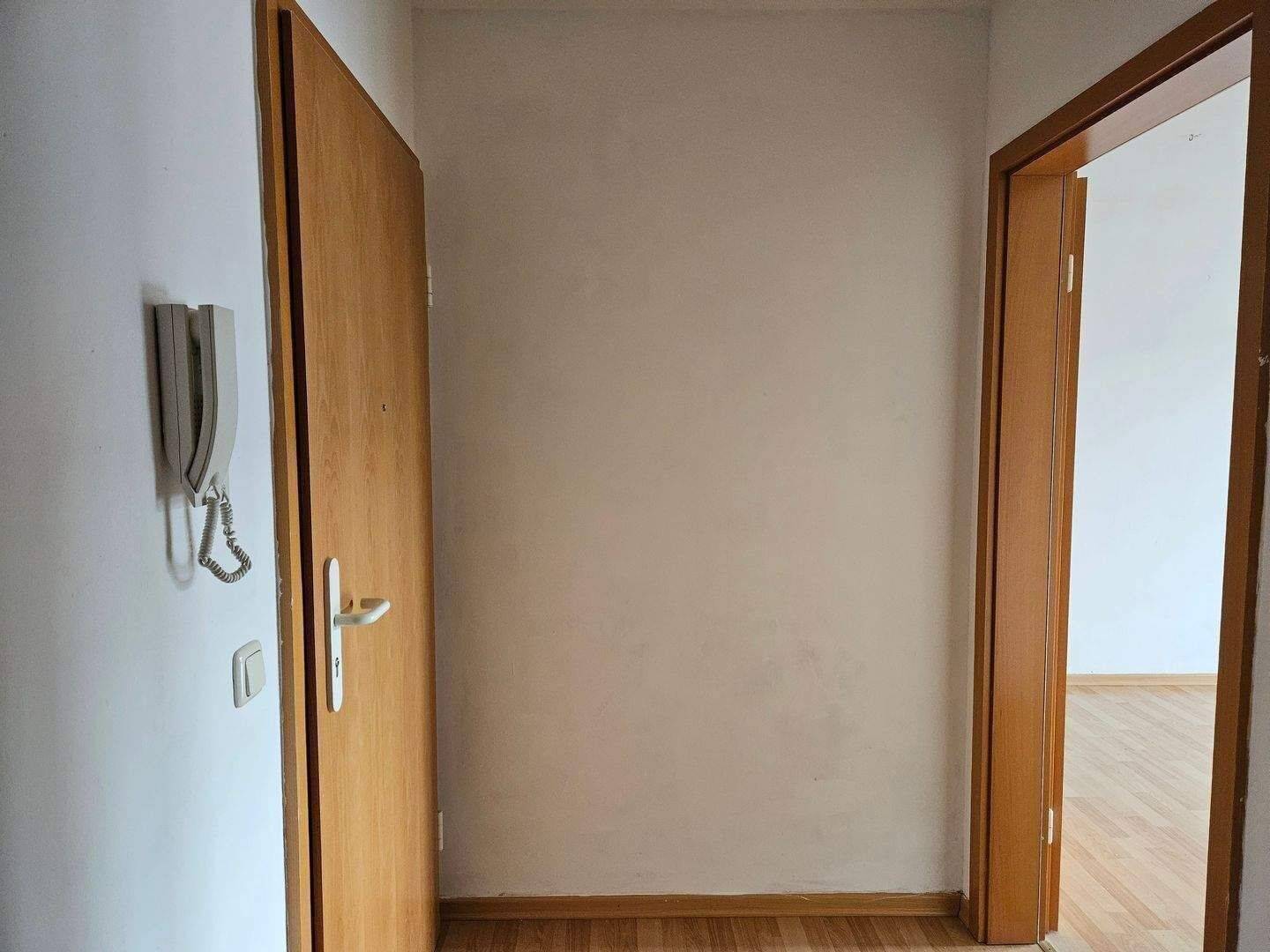 Bereits vermietet: Kleine 2 Zimmer-Wohnung. Kochnische. Balkon. Tiefgaragen-Stellplatz – 1328 Dresden – Vorschaubild 9