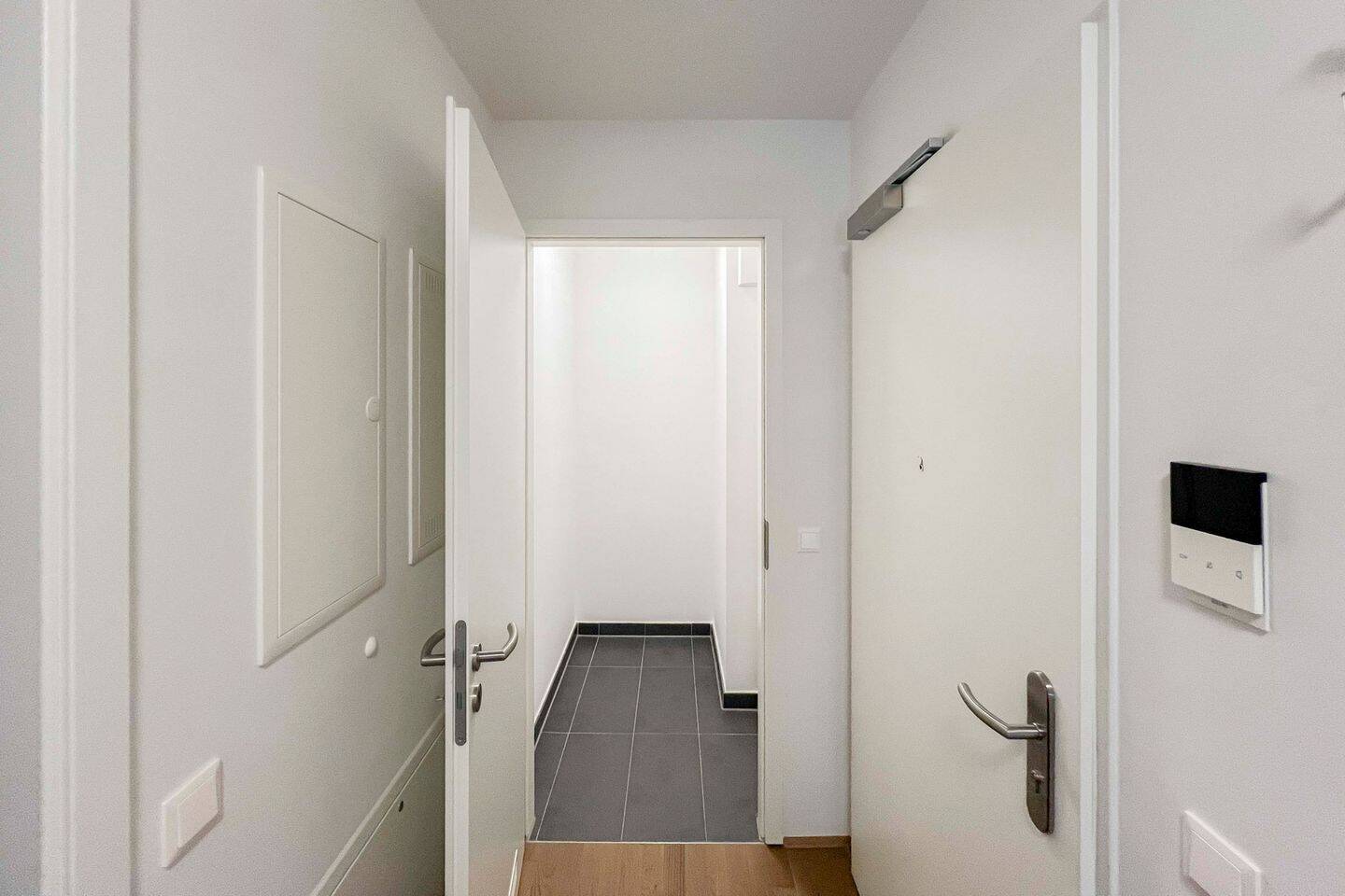 Sofort bezugsfrei: Neuwertige 2-Zimmer-Wohnung mit überdachtem Balkon inkl. Garagenstellplatz! – 80807 München – Vorschaubild 8
