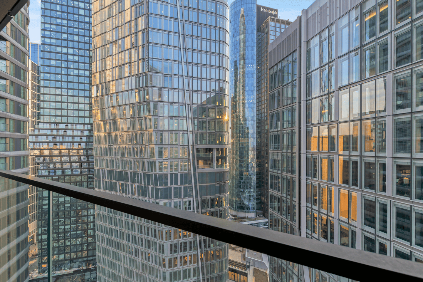 Modernes City-Loft im FOUR Frankfurt mit Blick auf die Alte Oper – 60315 Frankfurt am Main – Vorschaubild 10
