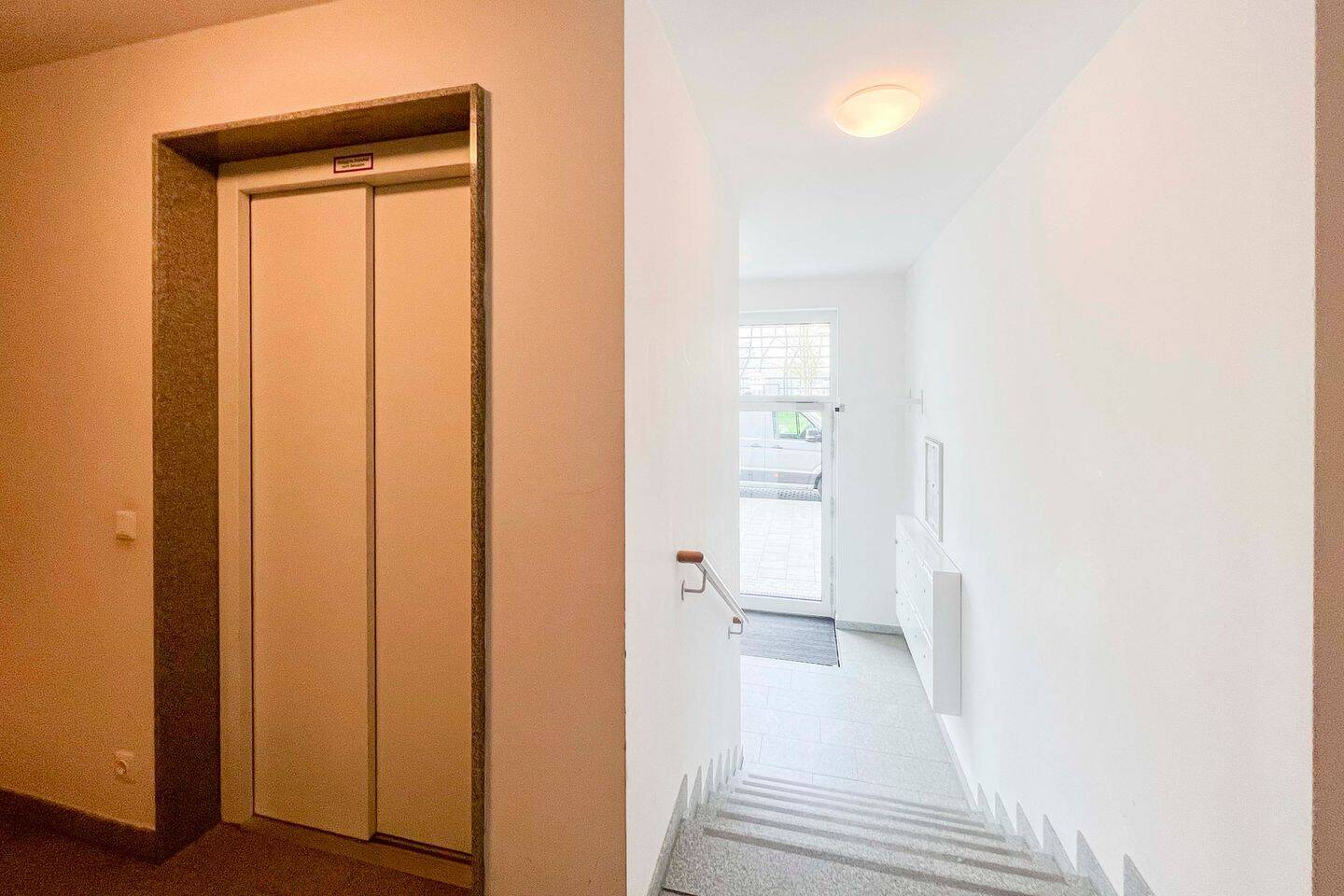Sofort bezugsfrei: Neuwertige 2-Zimmer-Wohnung mit überdachtem Balkon inkl. Garagenstellplatz! – 80807 München – Vorschaubild 9